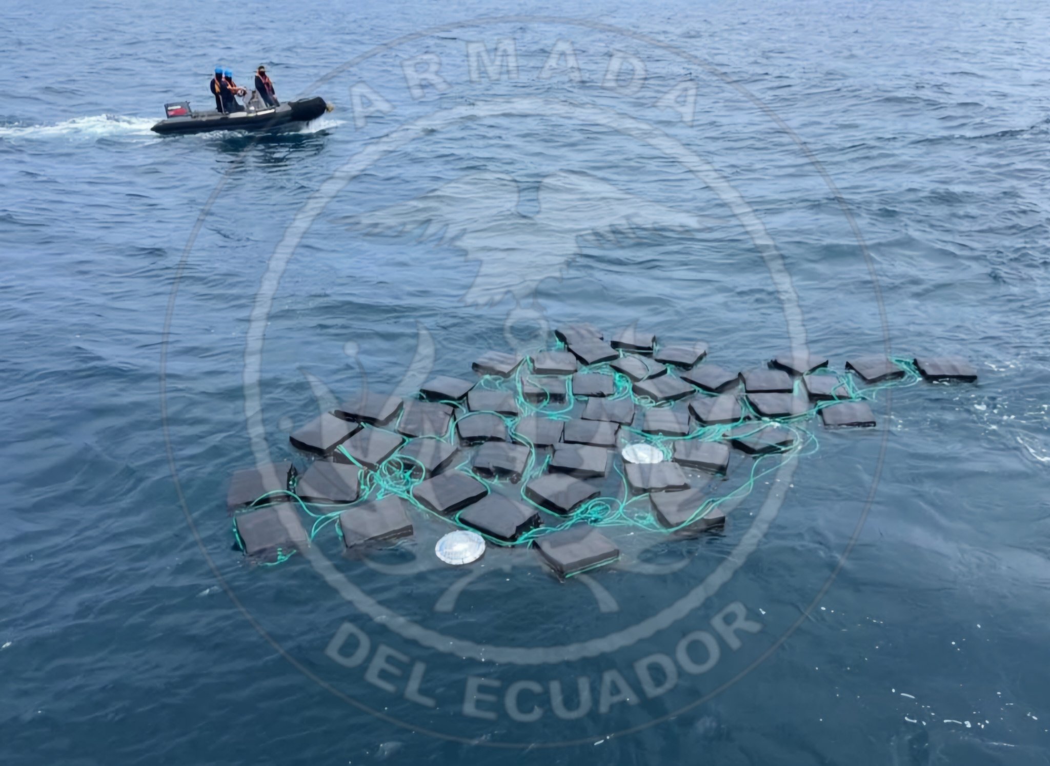 Armada captura 1,8 toneladas de droga frente a las costas de Manta