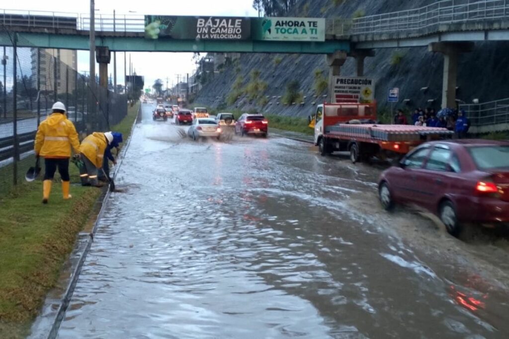 Cuenca: Lluvias causan inundaciones y ponen a un río en alerta